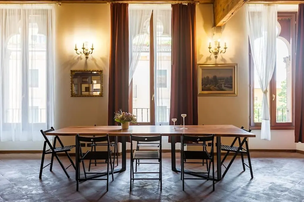 Apartment Magnificent 1800 In The Heart Of Verona