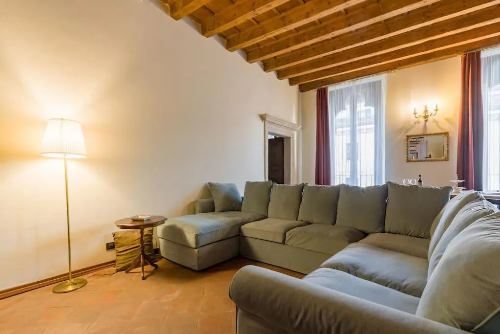 Magnificent 1800 In The Heart Of Verona Apartment